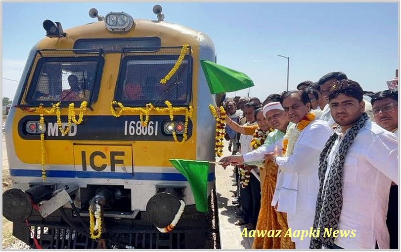 सांसद जौनापुरिया ने पिपलाई में दिखाई ट्रेन को हरी झण्डी