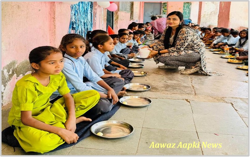 बेटे के जन्मदिन पर अध्यापिका ने विद्यार्थियों को करवाया श्रीकृष्ण भोग