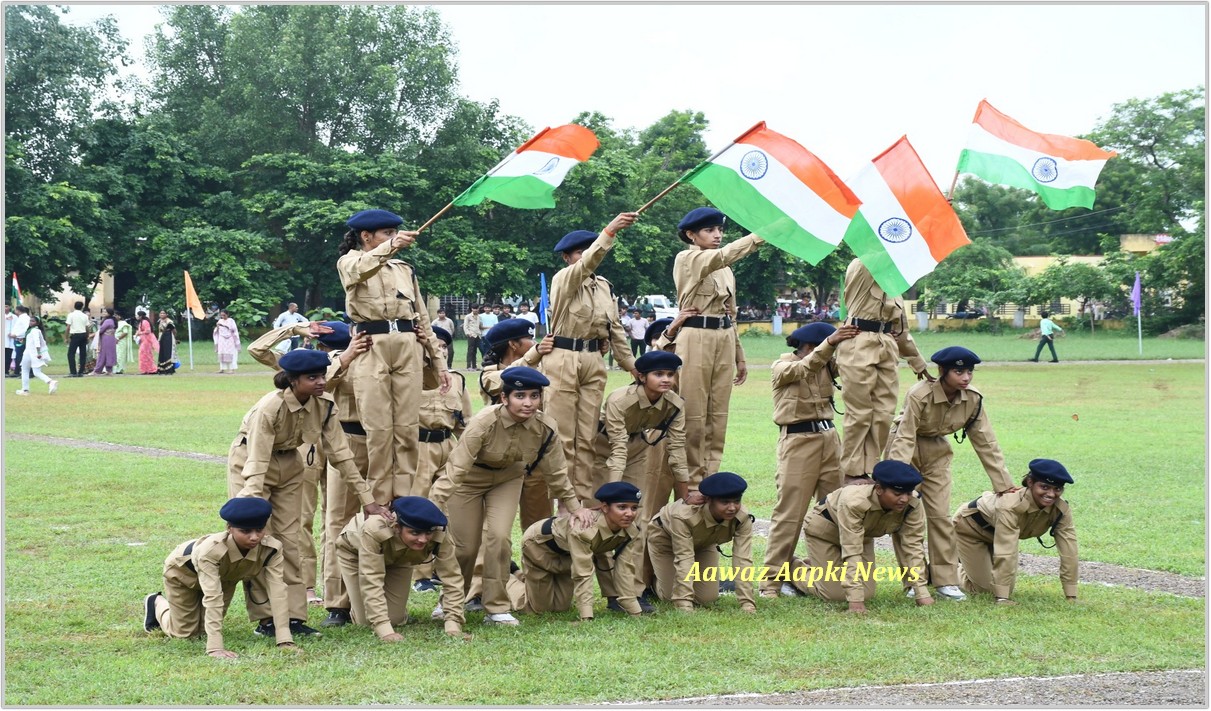 प्रस्तुतियां देते हुए विद्यार्थी