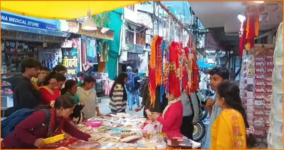 नैनीताल में रक्षाबंधन की रौनक, रंग-बिरंगी राखियों और मिठाइयों से सजे बाजार