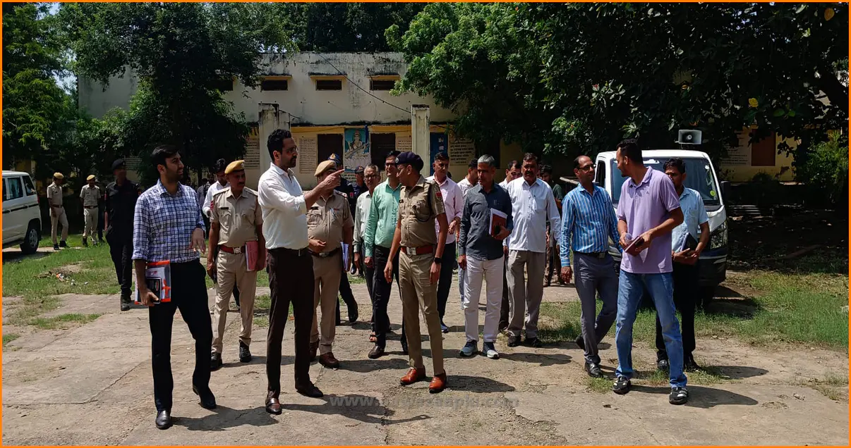 नदबई नगर निकाय चुनाव में डीएम एसपी ने स्ट्रॉंगरूम का किया निरीक्षण