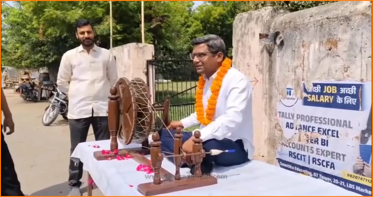 भीलवाड़ा कांग्रेस में मनोज पालीवाल का चरखा सत्याग्रह, डोटासरा से इस्तीफे की मांग